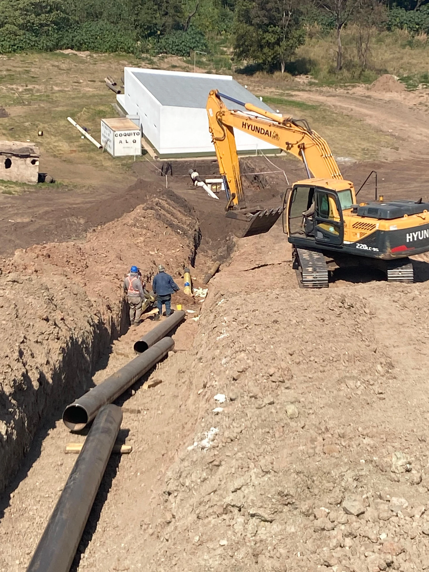 Equipo trabajando en excavación para instalación de cañerías